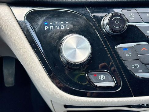 Used 2023 Chrysler Pacifica Touring-L FWD image 16