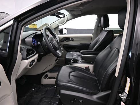 Used 2023 Chrysler Pacifica Touring-L FWD image 11
