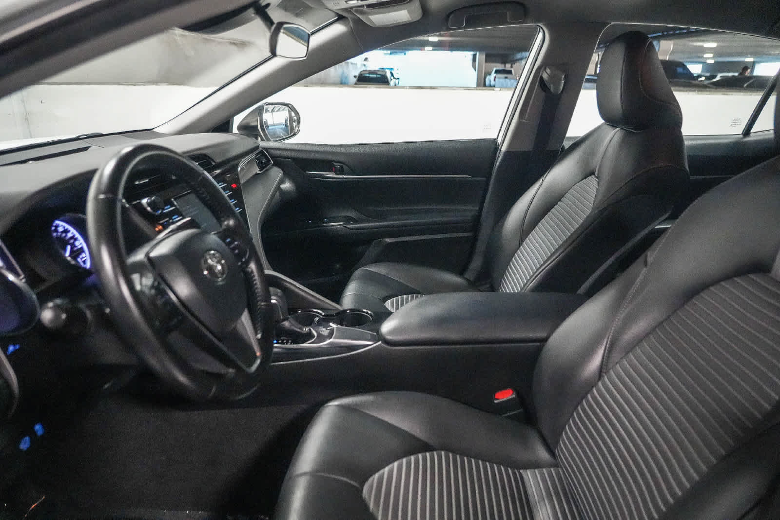Used 2019 Toyota Camry SE w/ Carpet Mat Package FWD image 18