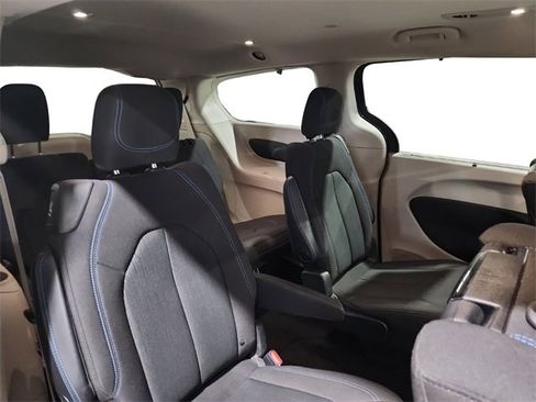 Used 2021 Chrysler Pacifica Touring w/ Uconnect Theater Family Group image 24
