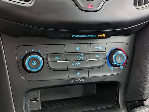 Used 2018 Ford Focus SE FWD image 24