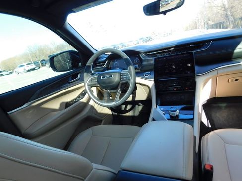 Used 2023 Jeep Grand Cherokee Limited image 7