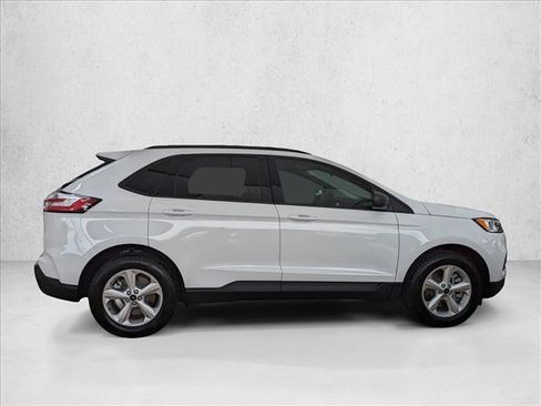Used 2024 Ford Edge SE image 3