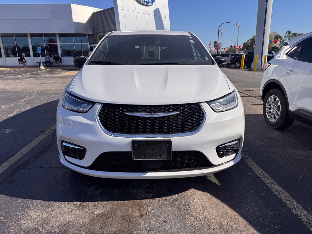 Used 2025 Chrysler Pacifica Select FWD image 3
