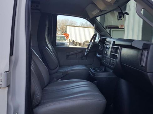 Used 2018 Chevrolet Express 3500 w/ Driver Convenience Package image 17
