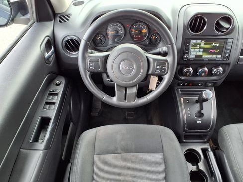 Used 2017 Jeep Patriot Latitude AWD/4WD image 13