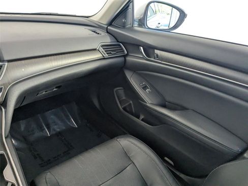 Used 2018 Honda Accord Touring image 9
