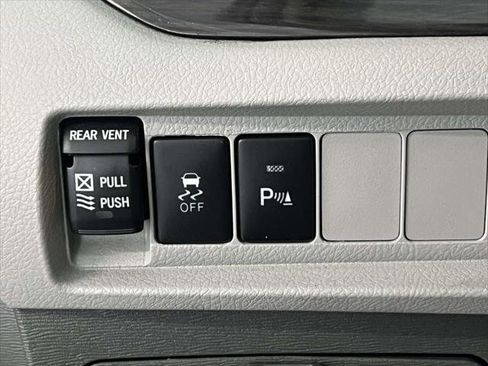 Used 2018 Toyota Sienna XLE image 18
