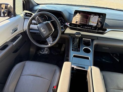 Used 2024 Toyota Sienna XSE image 21