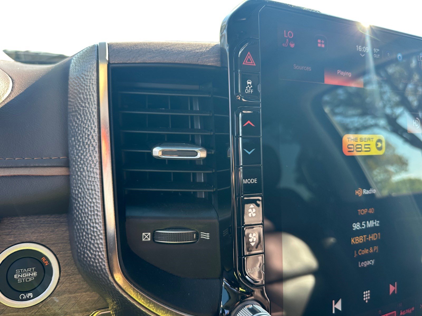Used 2025 RAM 1500 Limited AWD/4WD image 17