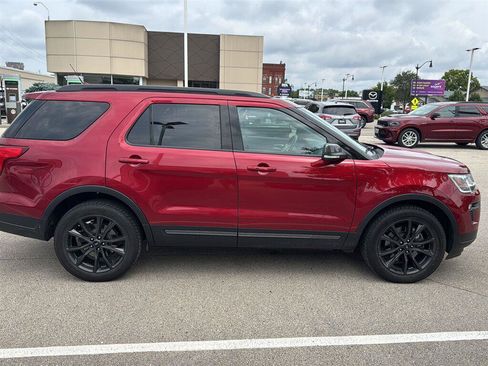 Used 2018 Ford Explorer XLT w/ Equipment Group 202A AWD/4WD image 17