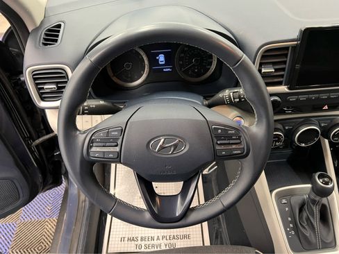 Used 2021 Hyundai Venue image 15