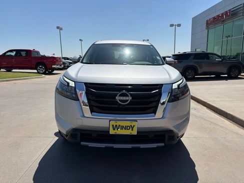 Used 2025 Nissan Pathfinder SL FWD image 2