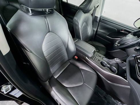 Used 2021 Toyota Highlander XLE image 30