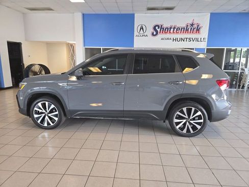 Used 2024 Volkswagen Taos SE image 5