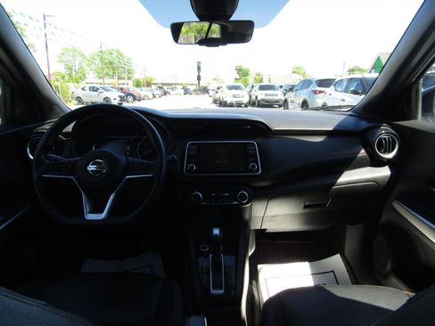Used 2020 Nissan Kicks SR w/ SR Premium Package FWD image 13
