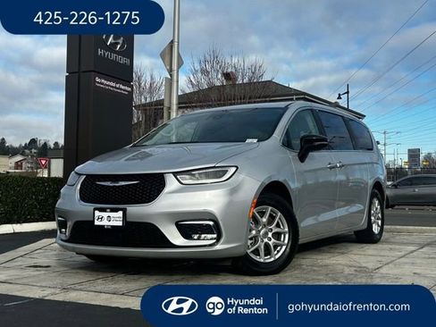 Used 2024 Chrysler Pacifica Touring-L image 1