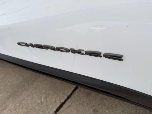 Used 2020 Jeep Cherokee Trailhawk AWD/4WD image 32