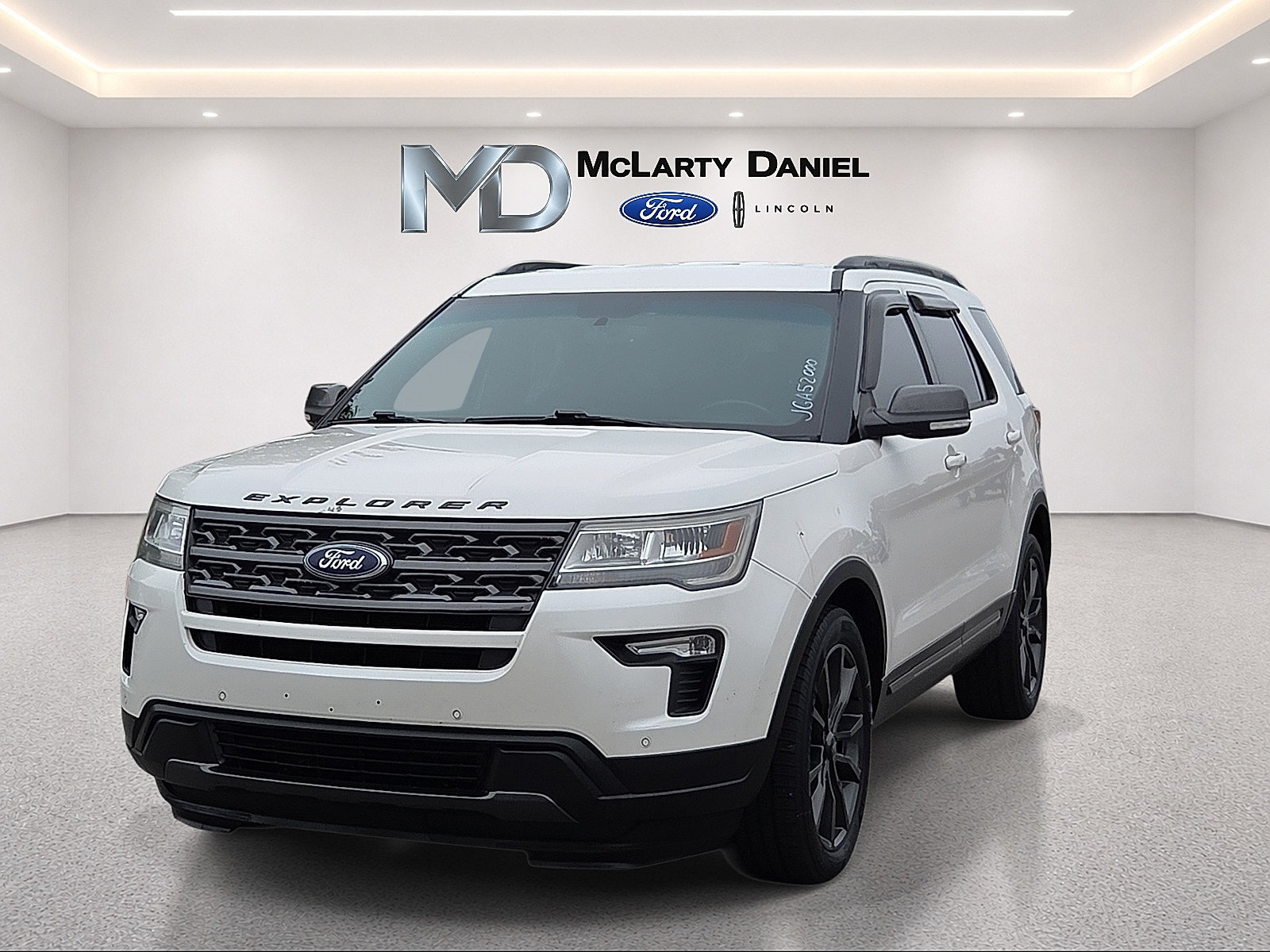Used 2018 Ford Explorer XLT w/ Equipment Group 202A FWD image 2