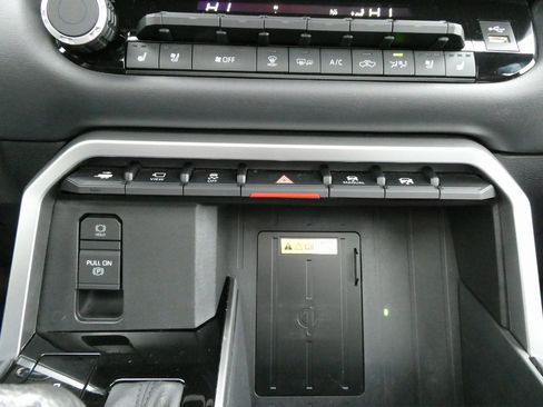 Used 2022 Toyota Tundra Platinum image 32