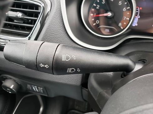 Used 2018 Jeep Compass Latitude w/ Popular Equipment Group FWD image 28