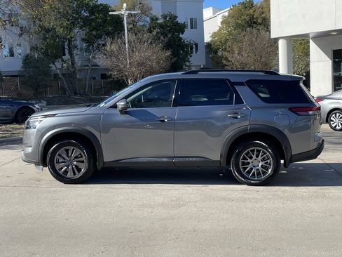 Used 2024 Nissan Pathfinder SV image 3