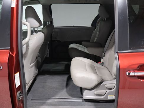 Used 2020 Toyota Sienna XLE image 16