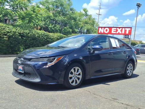 Used 2021 Toyota Corolla LE FWD image 3