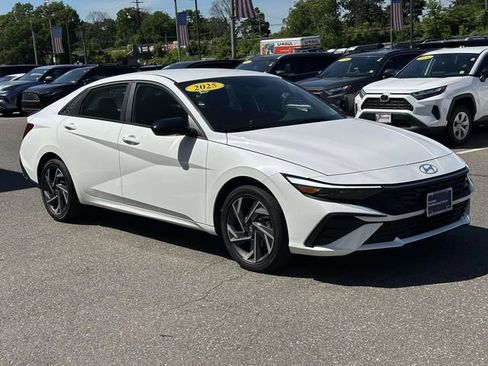 Used 2025 Hyundai Elantra SEL w/ Cargo Package FWD image 1