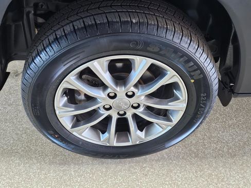 Used 2019 Jeep Cherokee Latitude Plus w/ Comfort/Convenience Group image 46