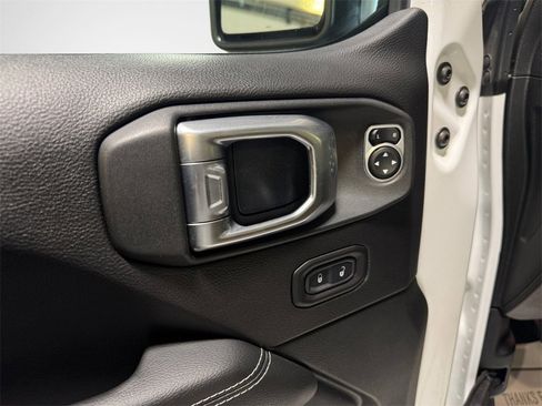 Used 2020 Jeep Wrangler Unlimited Sahara image 14