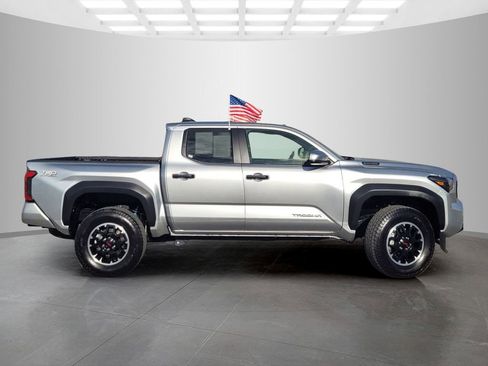 Used 2025 Toyota Tacoma TRD Off-Road w/ TRD Off Road Upgrade Package AWD/4WD image 3