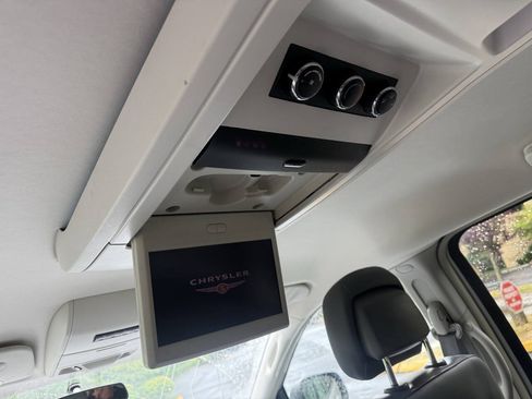 Used 2010 Chrysler Town & Country Touring FWD image 23