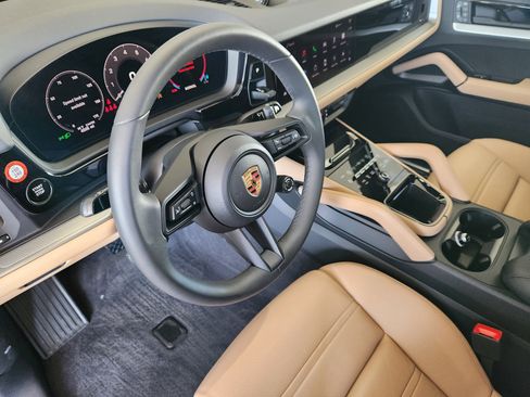 Certified 2025 Porsche Cayenne Coupe image 4