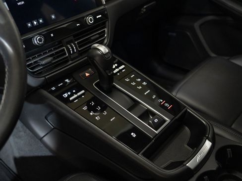 Certified 2023 Porsche Macan AWD/4WD image 22
