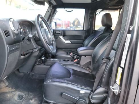 Used 2014 Jeep Wrangler Unlimited Rubicon w/ Connectivity Group AWD/4WD image 11