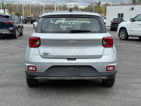 Used 2022 Hyundai Venue SE FWD image 4