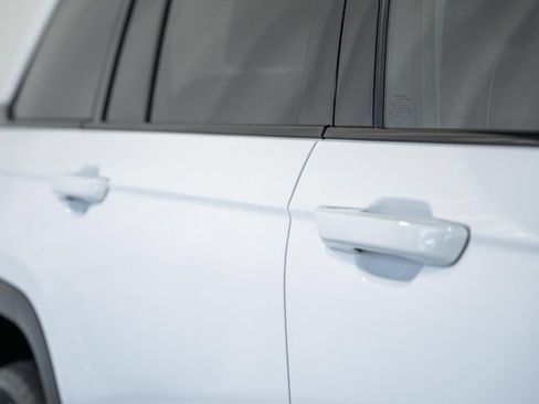 Certified 2023 Jeep Grand Cherokee Laredo AWD/4WD image 14