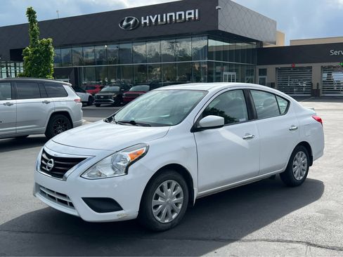 Used 2018 Nissan Versa SV FWD image 2