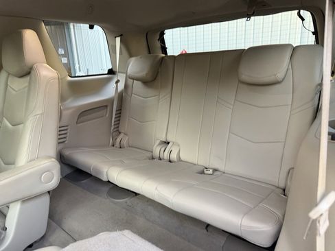 Used 2016 Cadillac Escalade Luxury image 30