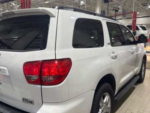 Used 2017 Toyota Sequoia SR5 w/ Premium Package image 42