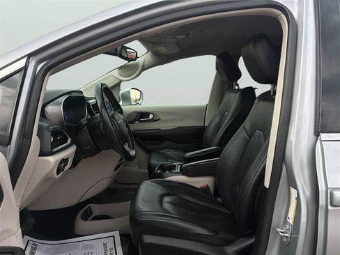 Used 2020 Chrysler Pacifica Touring-L FWD image 11