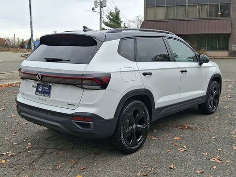 Certified 2025 Volkswagen Taos SE image 11