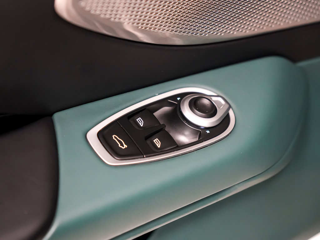 Used 2025 Aston Martin V8 Vantage Coupe RWD image 19