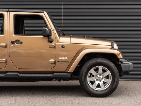 Used 2015 Jeep Wrangler Unlimited Sahara w/ Connectivity Group AWD/4WD image 7