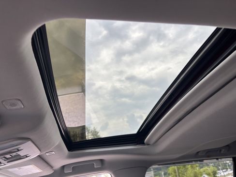 Used 2024 Toyota Highlander LE image 5