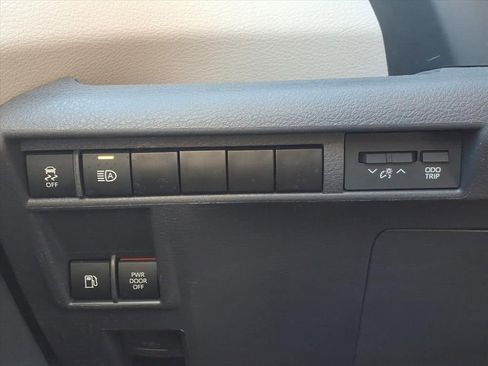 Certified 2024 Toyota Sienna XLE image 18