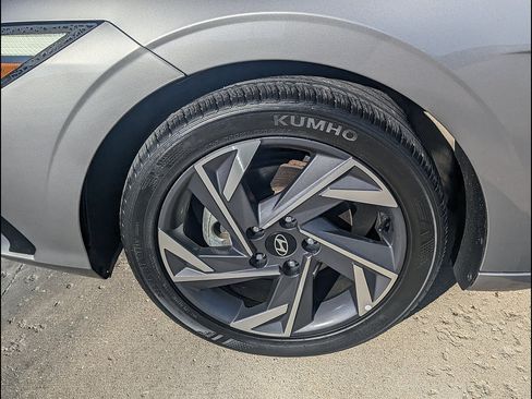 Used 2024 Hyundai Elantra Limited FWD image 14