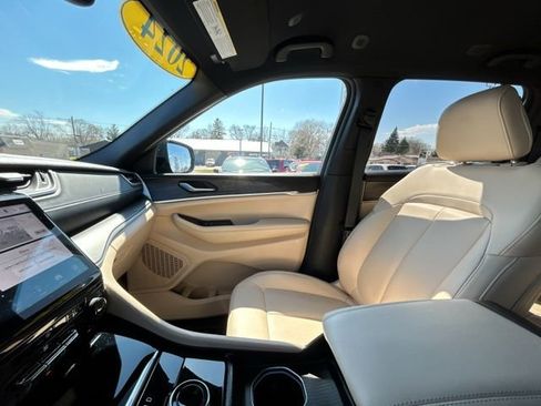 Used 2024 Jeep Grand Cherokee Limited w/ Black Appearance Package AWD/4WD image 47