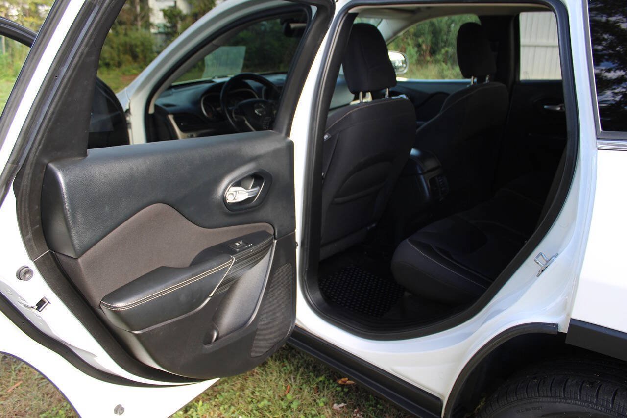 Used 2015 Jeep Cherokee Latitude w/ Comfort/Convenience Group AWD/4WD image 31